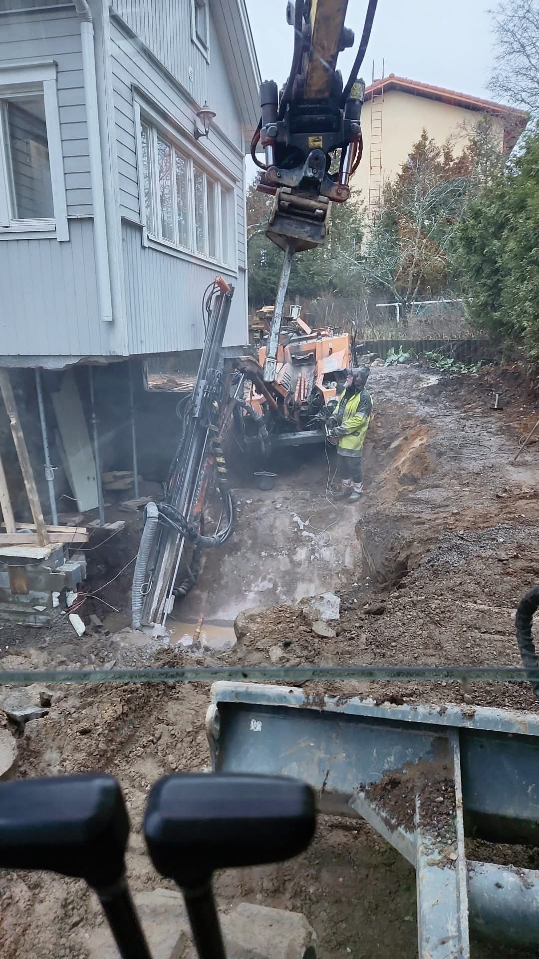 Louhintaa talon alta